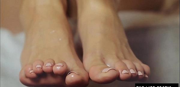  Beautiful feet on a beautiful girl having a big orgasm